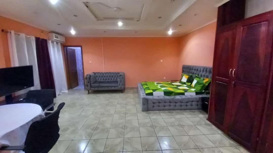Cave Royale - Chambres-Studios-Apparts meublés - Logpom Hopithal des soeurs ápres Camara Laye Douala Exterior foto
