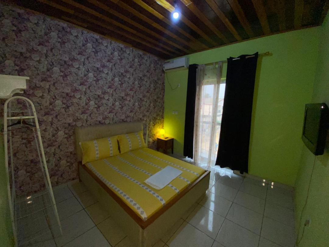 Cave Royale - Chambres-Studios-Apparts meublés - Logpom Hopithal des soeurs ápres Camara Laye Douala Exterior foto